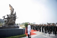 Lao Deputy Prime Minister and Defense Minister visits Viet Nam Military History Museum